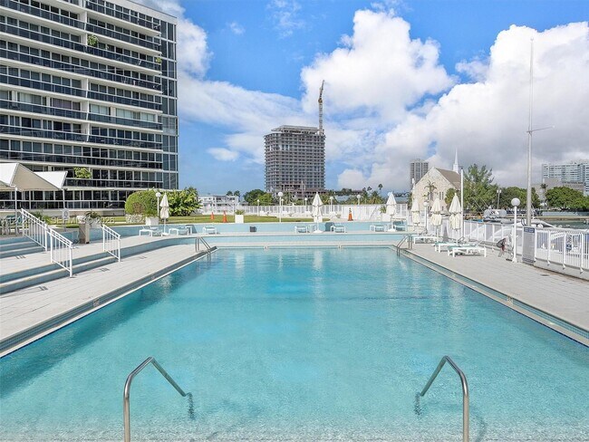 Foto del edificio - 900 Bay Dr