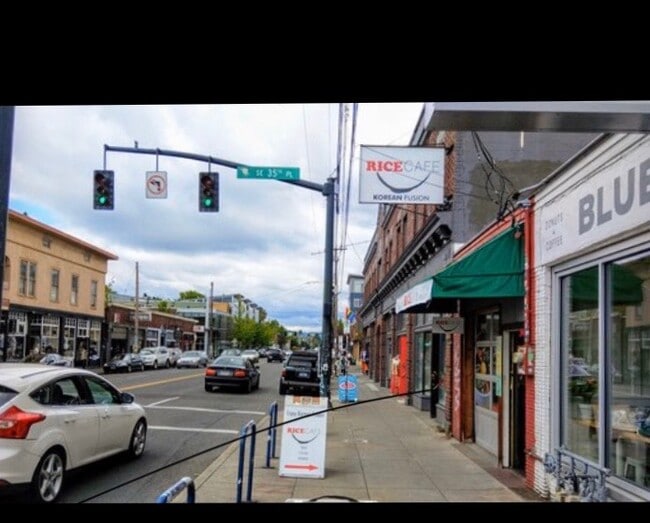 Building Photo - 1422 SE 34th Ave