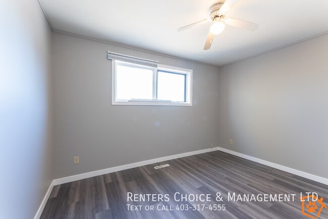 Building Photo - Long Term Single-Level Townhouse Opportunity in Coaldale