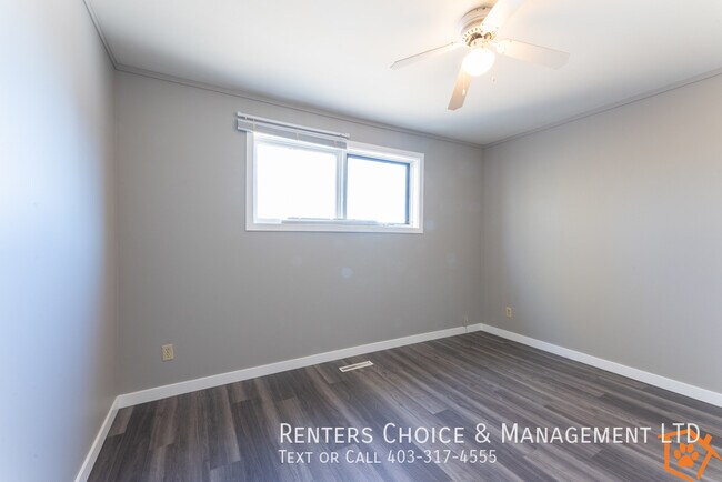 Photo du bâtiment - Long Term Single-Level Townhouse Opportunity in Coaldale