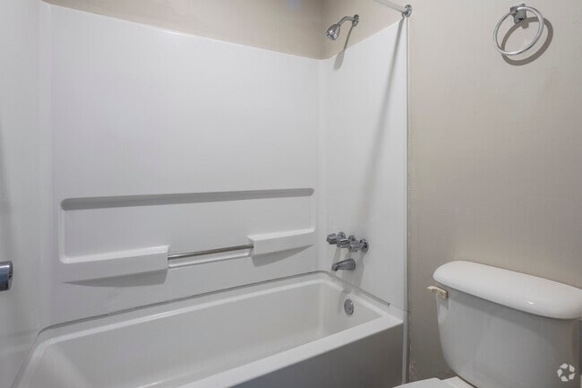4BR, 2BA - 1,052SF - Bathroom 1 - Campus Side Apartments