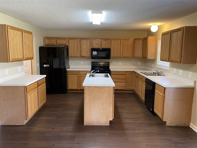 Foto del edificio - 7199 Rutland Ct