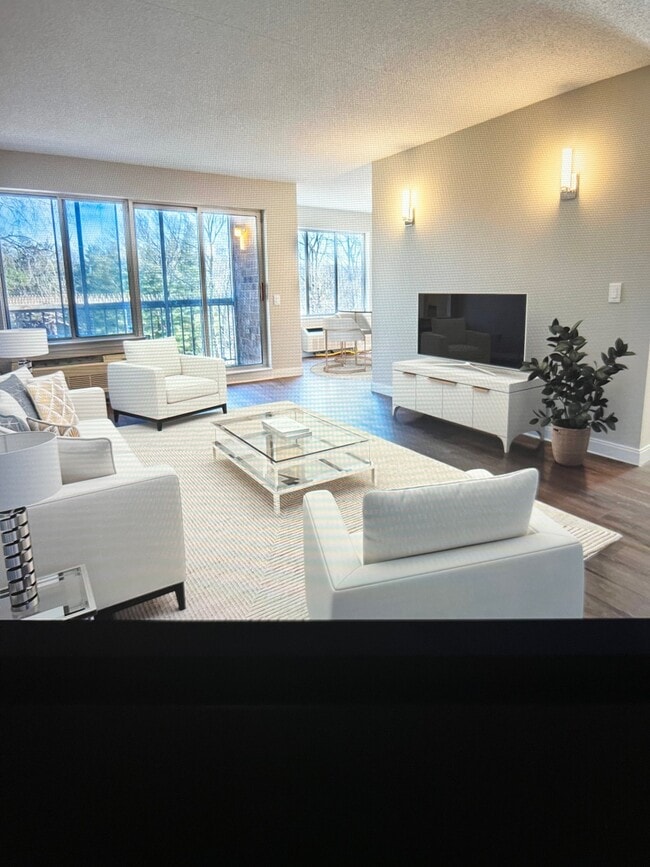 Foto del edificio - 121 Wellington Ct