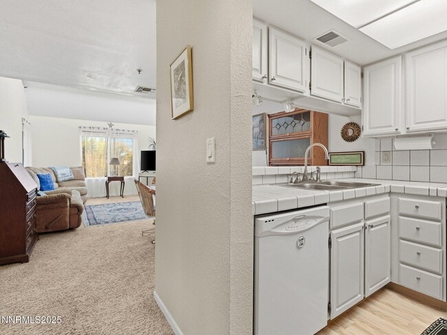 Building Photo - 3095 Lakeside Dr