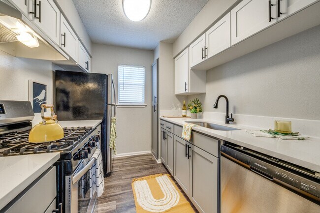 Foto del edificio - 9811 Copper Creek Dr