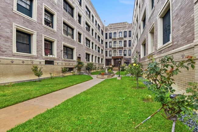 Foto del edificio - 2121 James M Wood Blvd