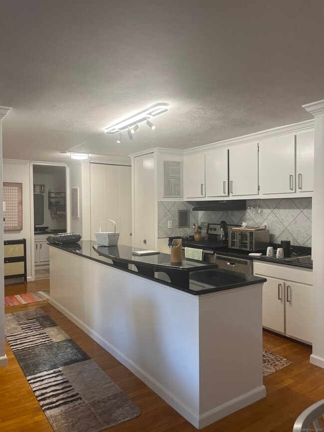 Building Photo - 1 Gold St