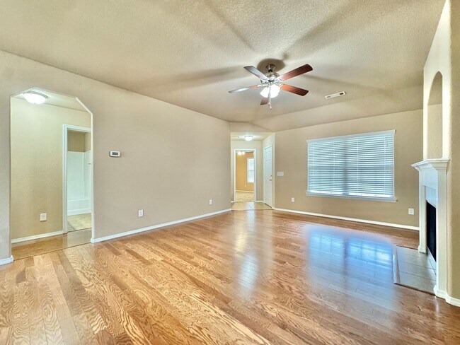 Building Photo - 4 bedrooms in quiet Bentonville neighborhood