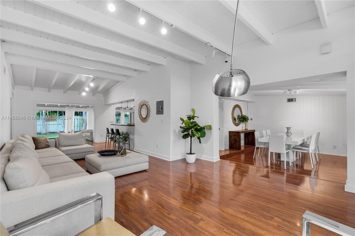 Primary Photo - 360 Harbor Ct