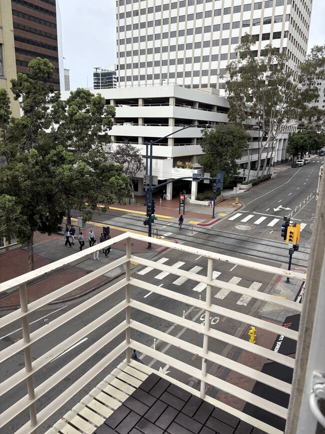 Building Photo - 1055 6th Ave