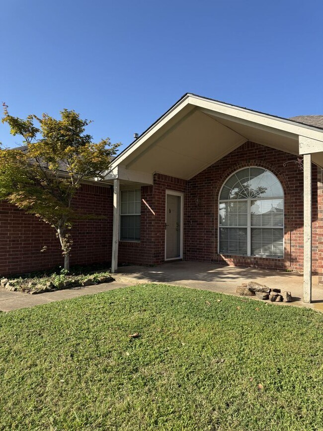 Building Photo - (3) Bed/(2) Bath in NE Norman w/ Safe Room!
