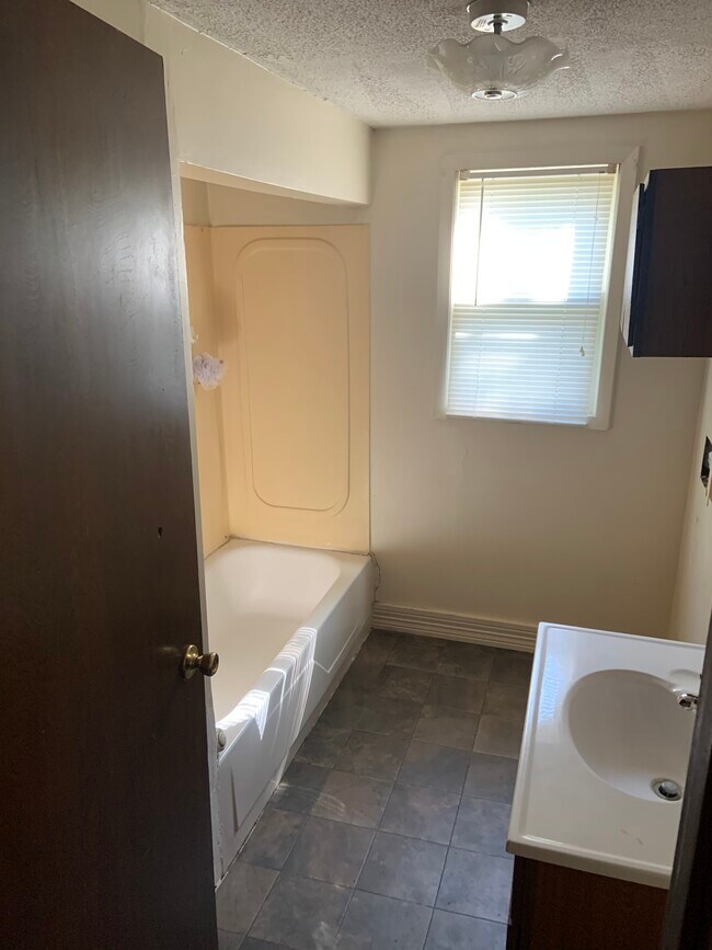 bathroom - 1217 High St