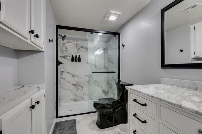 Foto del edificio - Stylish Fully Furnished 1BR Condo with Private Patio & Custom Closet