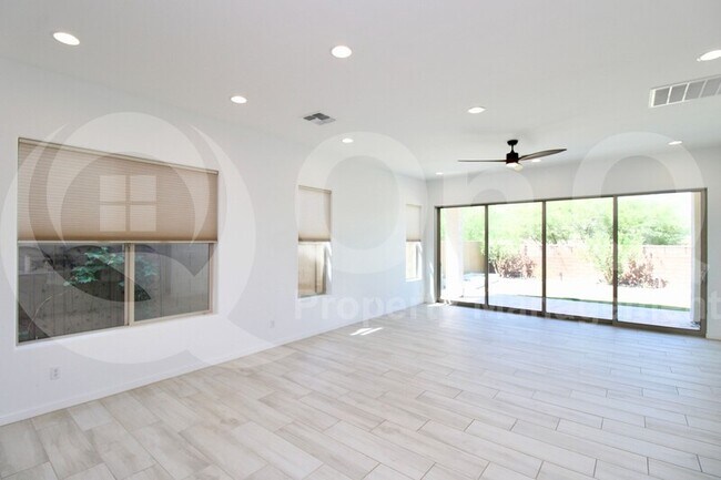 Building Photo - 828 E Ashurst Dr