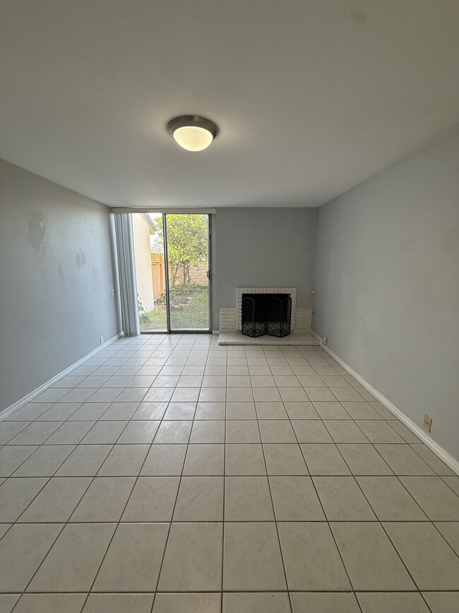 Sala de estar con chimenea - 2617 Lakemoor Pl