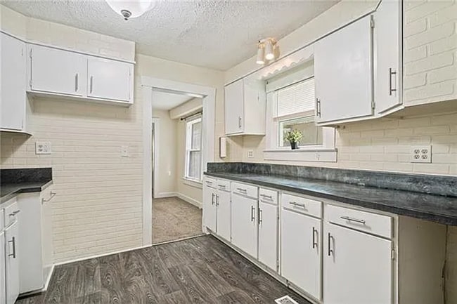 Building Photo - Spacious 3 Bed, 2 Bath Home with 1-Car Garage Near Downtown Kansas City