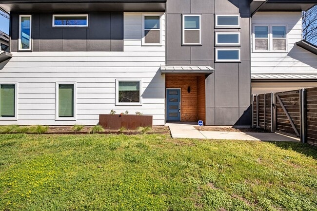 Building Photo - Astonishing 3 Bedroom, 2.5 Bath, 2-Story H...