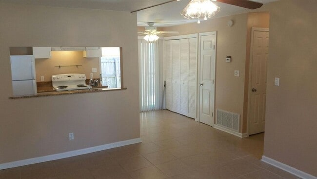 Building Photo - 1000 Pineview Blvd