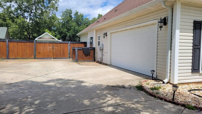 Building Photo - 203 Duke Ln