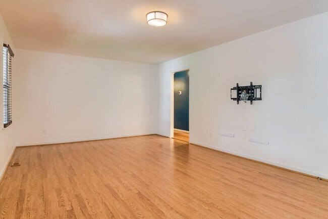 Building Photo - 213 Rosehaven Dr