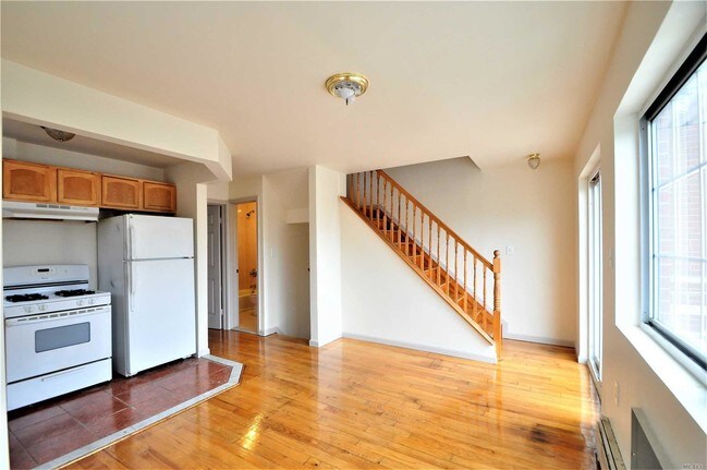 Building Photo - 3 bedroom in Queens NY 11415