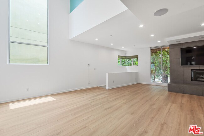 Foto del edificio - 900 N W Knoll Dr