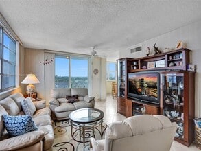 Building Photo - 3113 S Ocean Dr
