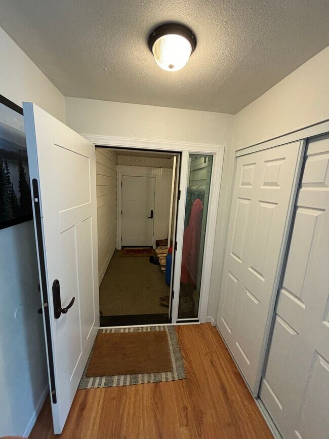 Building Photo - Move in special $500 off 1st months rent/ ...