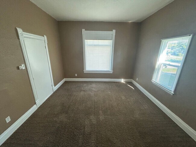 Building Photo - 2 Bedroom 1 bath duplex