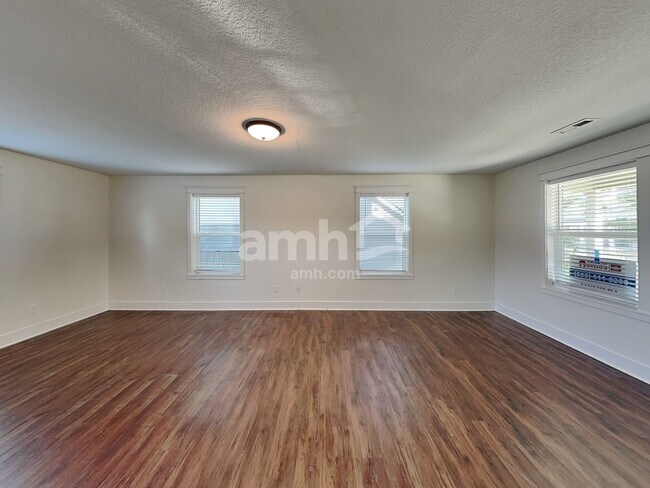 Foto del edificio - 1027 E 16th St