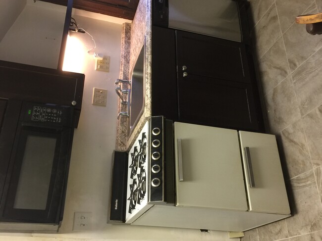 Kitchen - 1036 Beechwood Blvd