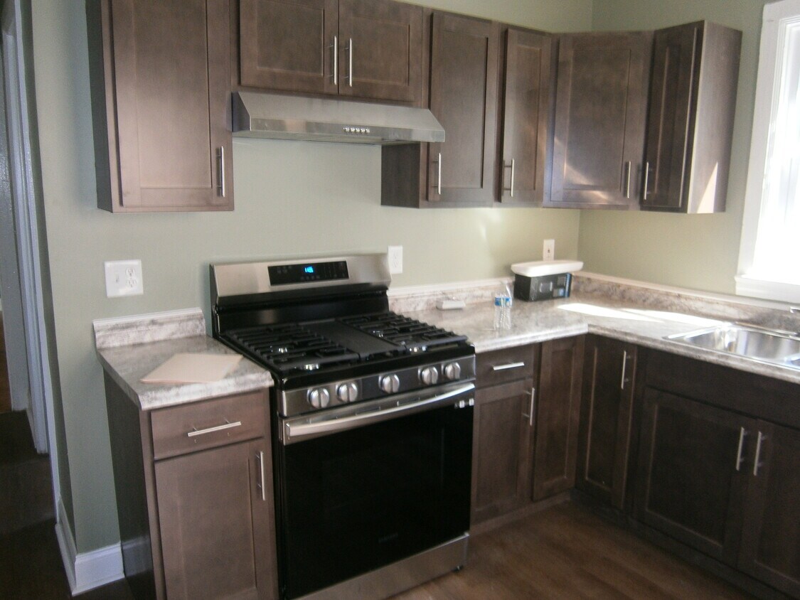 Kitchen - 625 E Utica St