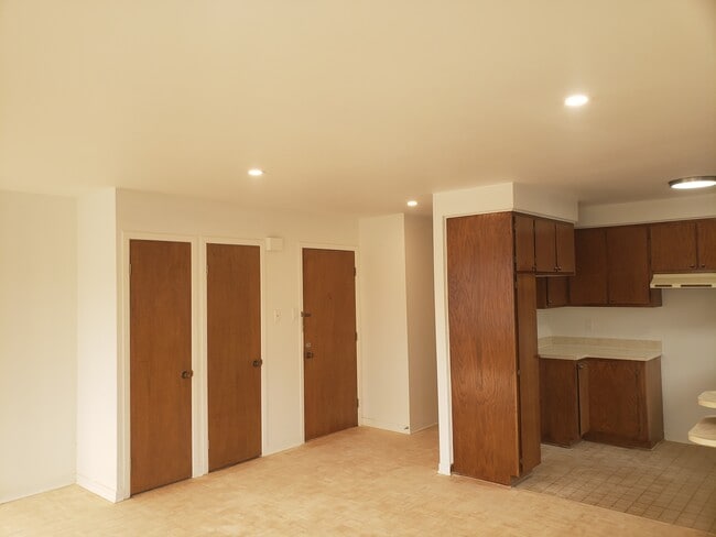 Building Photo - 4473 Av Jeanne-D'arc