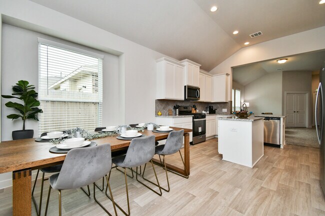 Cocina totalmente equipada con capacidad para 6 personas. - 7847 Grand Louis Way