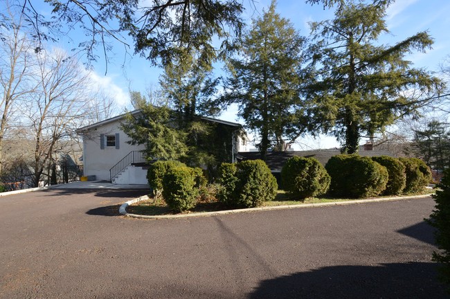 Building Photo - 150 2nd St