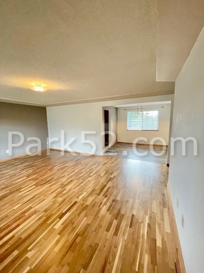 Foto del edificio - 5 Bedroom Single Family Home in Tacoma