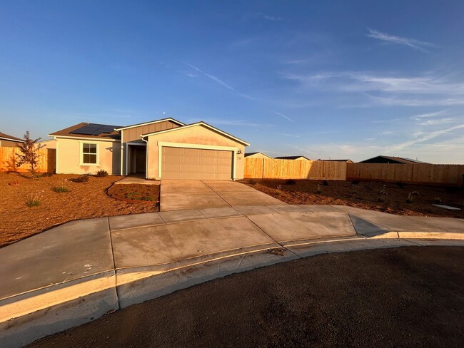 Building Photo - Brand NEW home for rent in Tulare