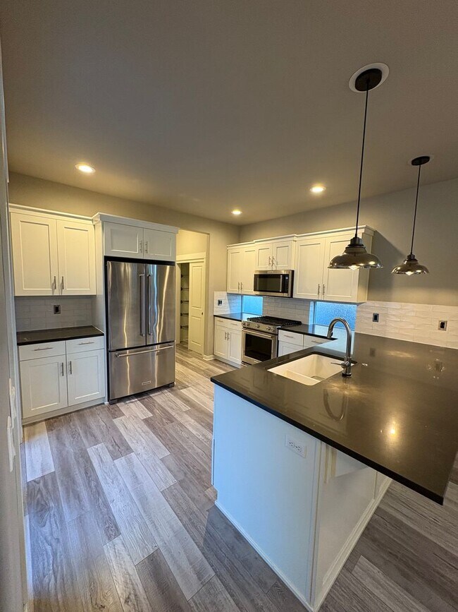 Foto del edificio - Newer 3 Bedroom / 2.5 Bathroom + Loft in the Ochoco Pointe Community