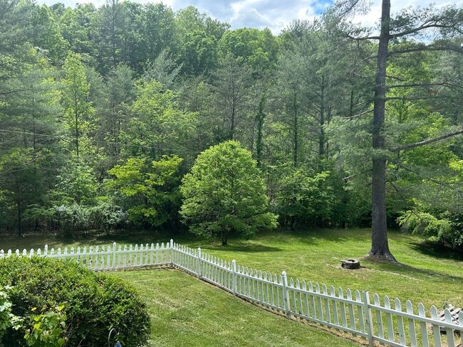 Foto del edificio - Charming Split-Level Home with Spacious Yard & Modern Updates – Ideal Location!