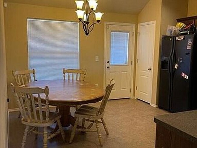 Foto del edificio - Charming Mustang Home with Garage, Fenced Yard & Modern Amenities