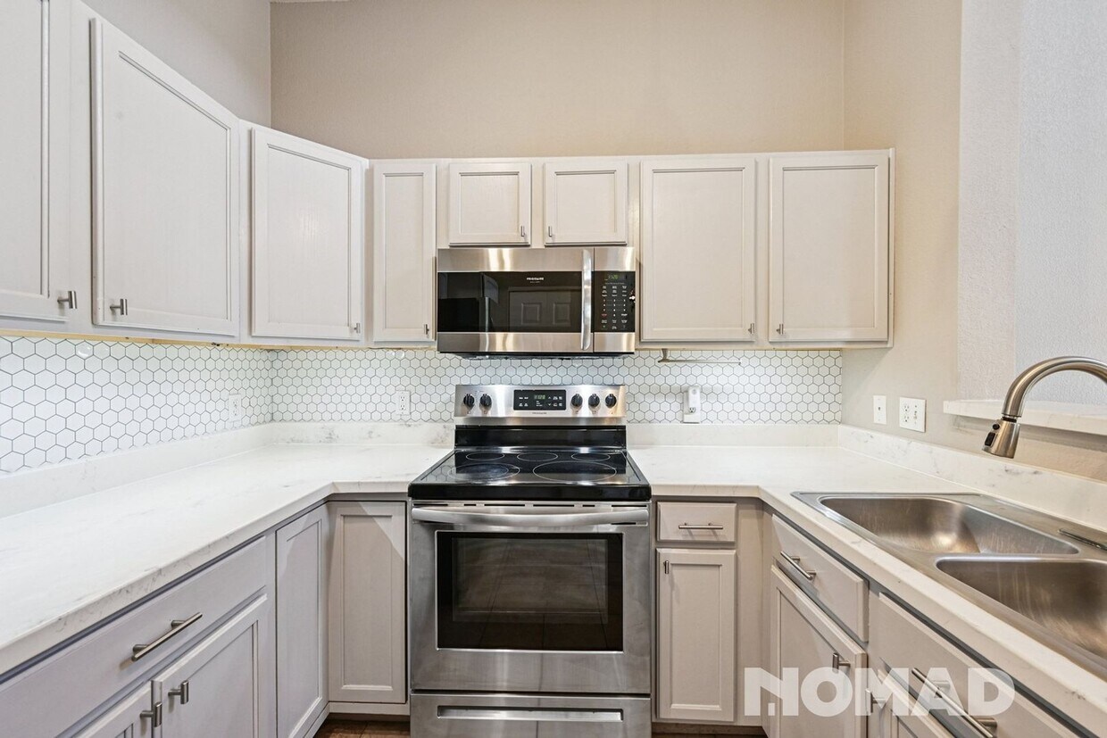 Foto principal - Spacious 3-Bed, 2-Bath Townhome with Garag...