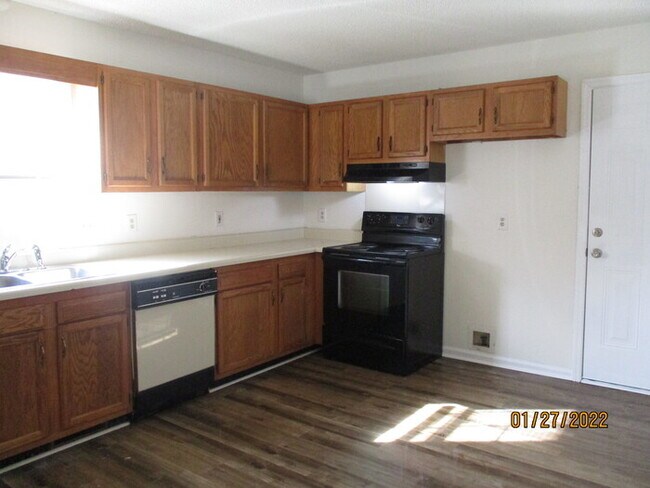Building Photo - 789 Treasure Dr SW