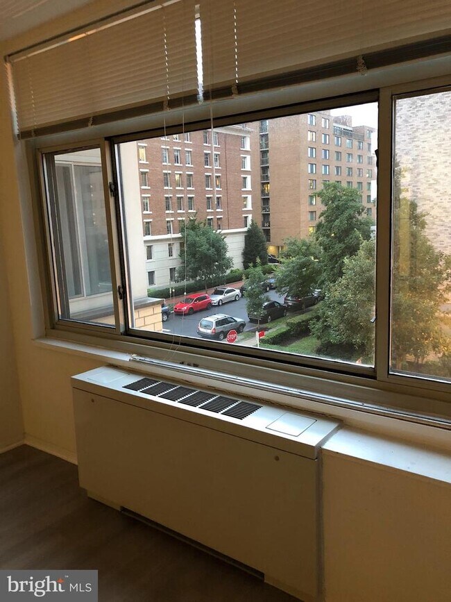 Foto del edificio - 2401 H St NW