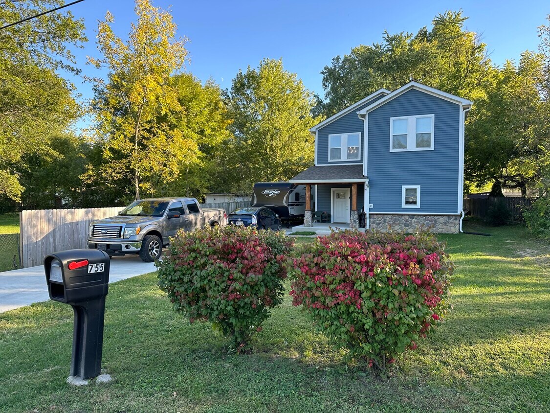Foto principal - 755 E 110th St