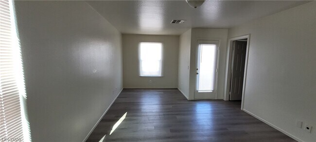 Foto del edificio - 9229 Millikan Ave
