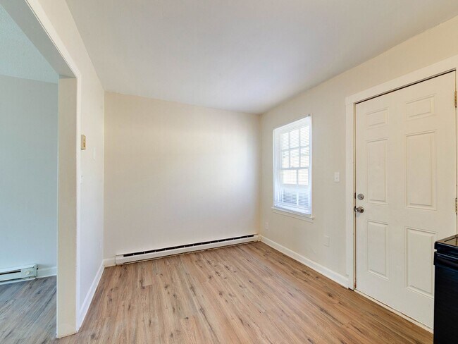 Building Photo - Renovated Townhome