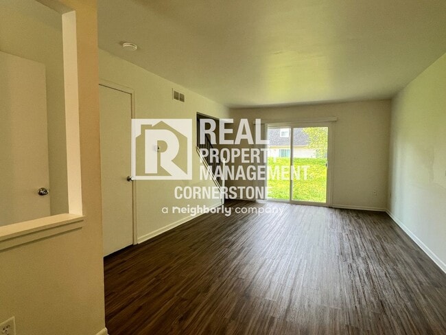 Building Photo - Move In Ready Townhome