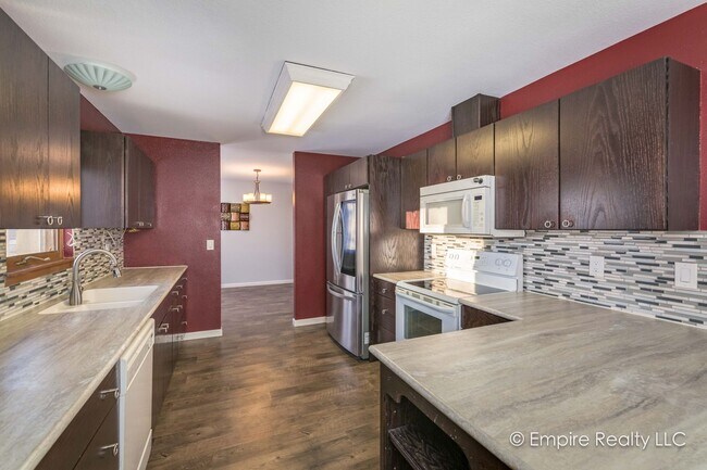 Foto del edificio - 4 Bed 2.5 Bath 1 Car Garage/ Heat Included...
