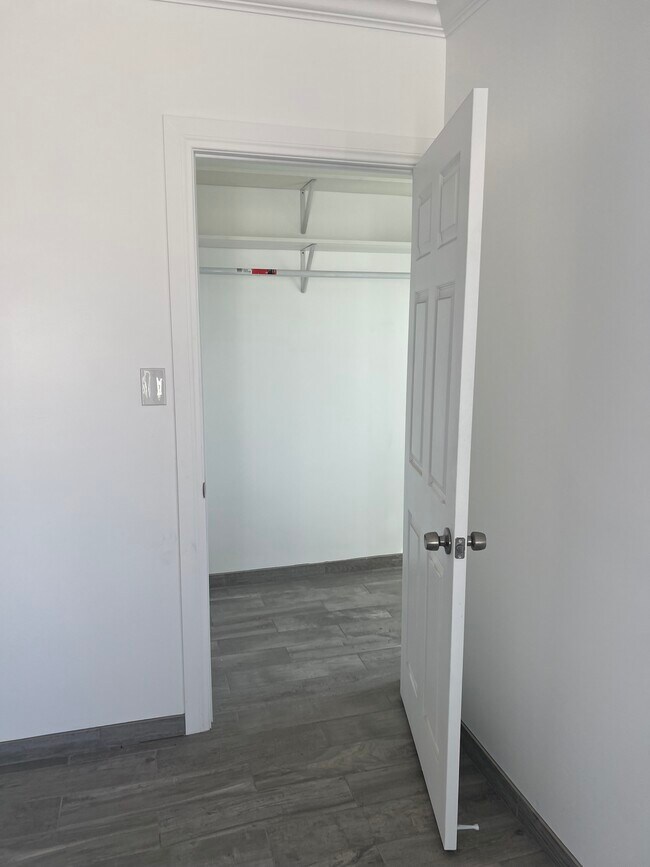 Building Photo - 955 W 55th St