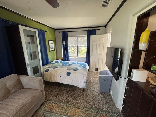 Estudio amueblado - 1721 Montcalm St